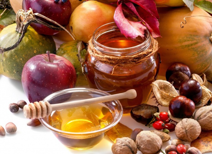 Honey with nuts: the benefits and terms of use