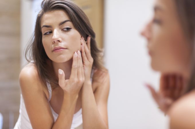 Причины возникновения шелушения кожи на лице