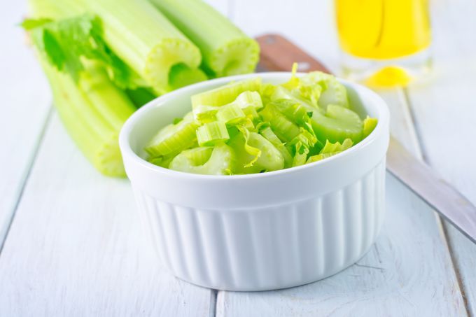 Богатые витаминами блюда: салат из сельдерея
