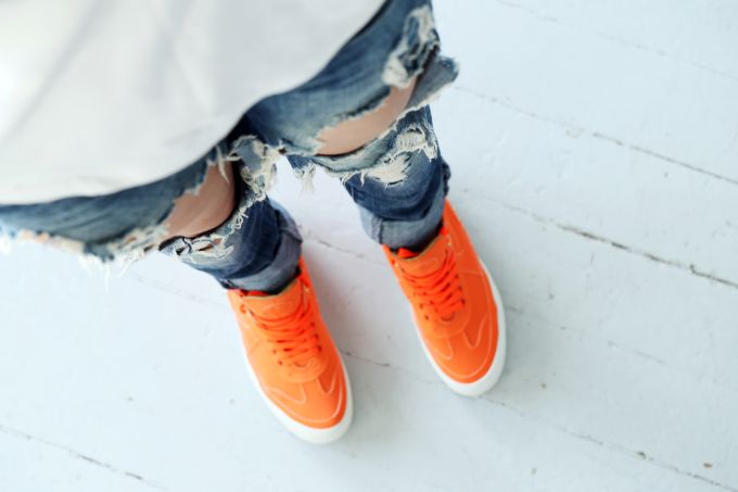Дарим вторую жизнь старым штанам: рваные джинсы на пике модных тенденций