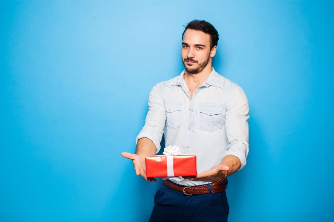 Как раскрутить мужчину на подарки? Действенные способы