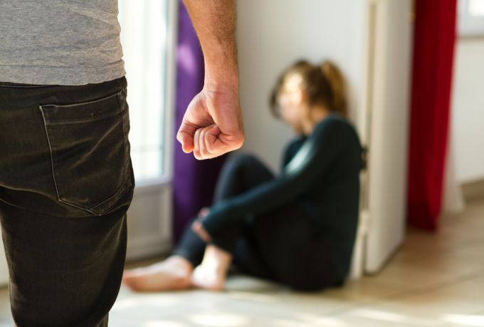 Как решить проблемы в семье, если муж бьет жену