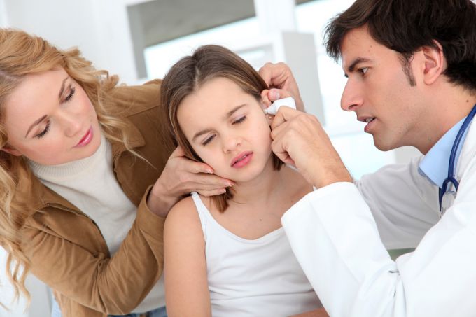 Первая помощь детям при боли в ухе