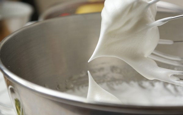 How to whip egg whites for meringue
