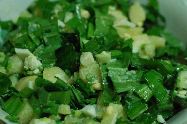 How to cook salad with garlic and fresh potato