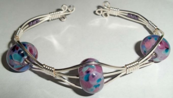 bracelet from wire and beads