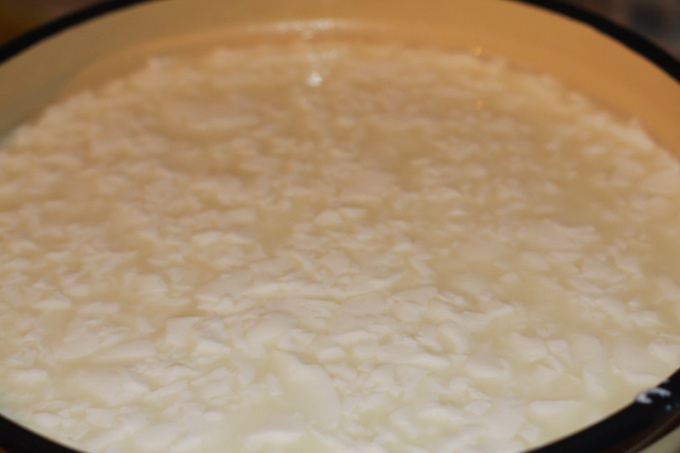 Состояние сырного зерна в начале нагревания и помешивания.