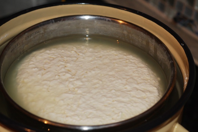 Сыр после первого нагревания. Выделяется большое количество сыворотки, которую необходимо сливать.