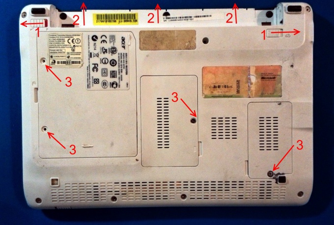 Take out the battery of the netbook Acer Aspire One