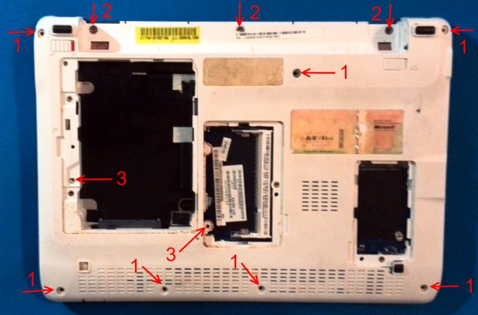 Unscrew the screws from the bottom Acer Aspire One