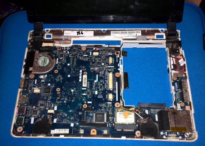 Remove the top cover of the netbook Acer Aspire One