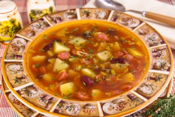 Фасолевый суп с колбасой