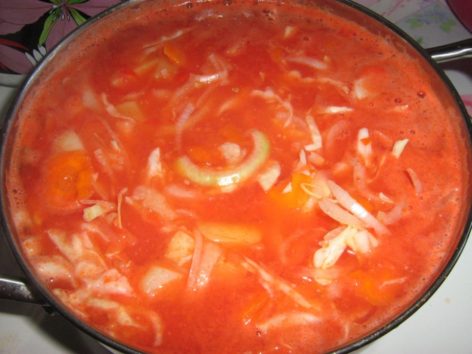 Как приготовить суп со свининой и огурцами
