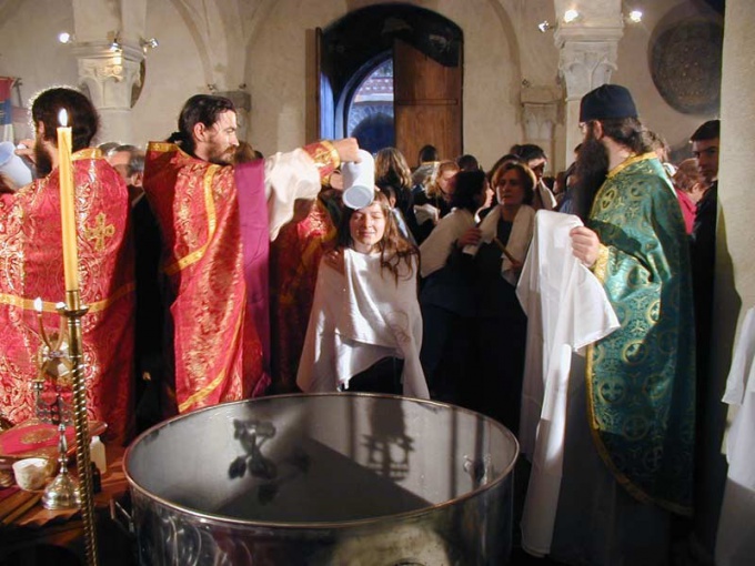 Как совершается крещение правосланых