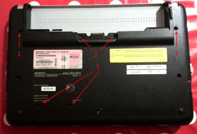 Unscrew the screws on the bottom of the netbook Sony Vaio PCG-21311V