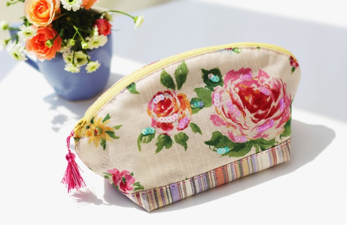How to sew a makeup bag with their hands