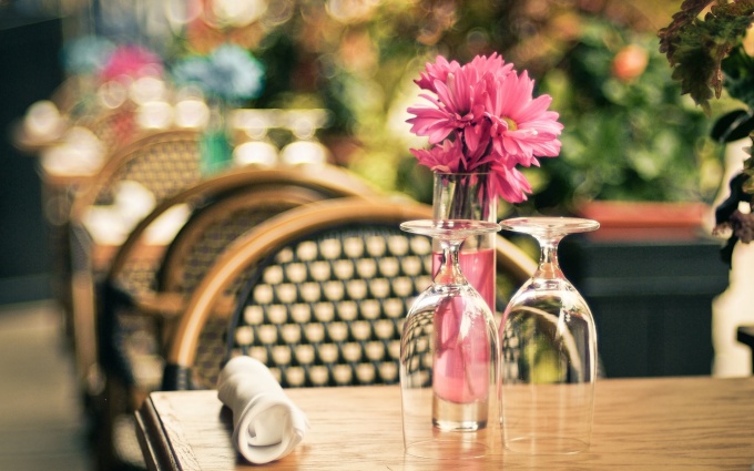 Живые цветы в ресторане: красиво и хлопотно