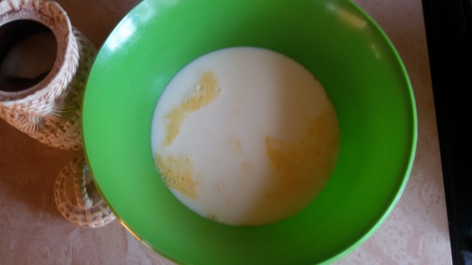 Добавляем к яйцам с сахаром теплое молоко.