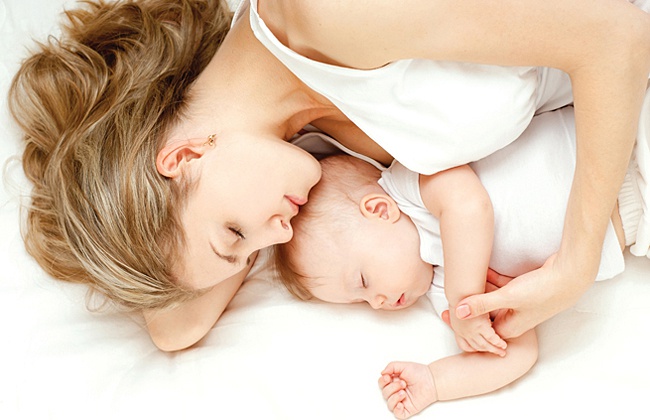Почему маме полезно спать вместе с малышом
