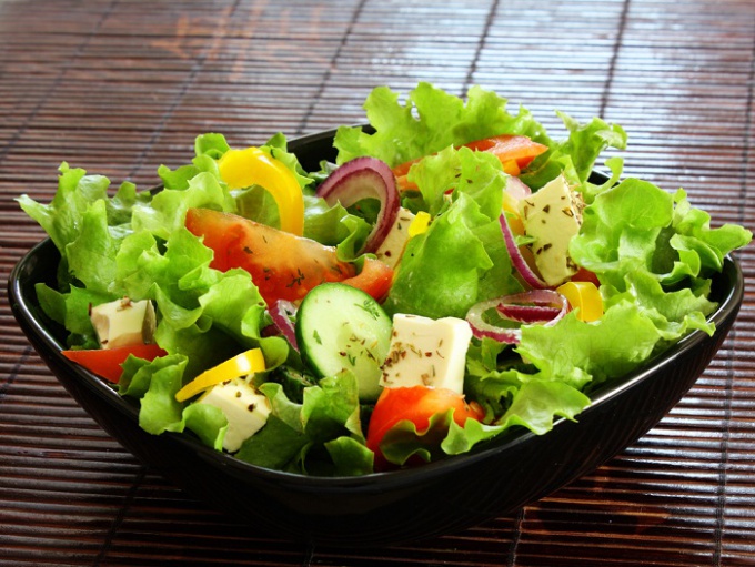 Бюджетный фитнес-салат с сельдереем и семечками