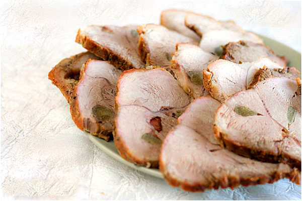 Вкусно приготовленная запеченная свинина - блюдо, достойное праздничного ужина