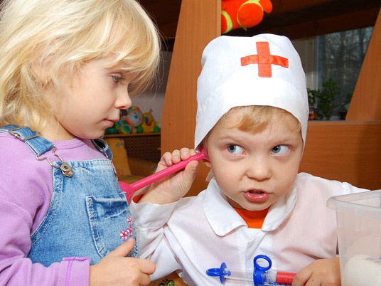 дети играют в доктора
