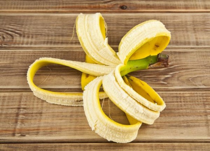 10 способов использования банановой кожуры в быту