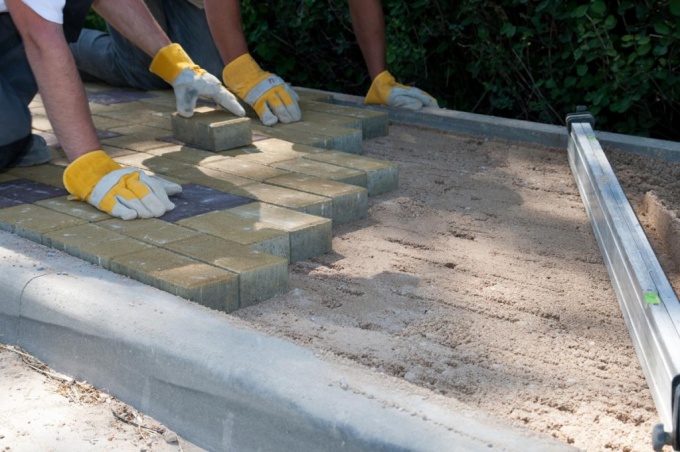 Methods of laying paving slabs