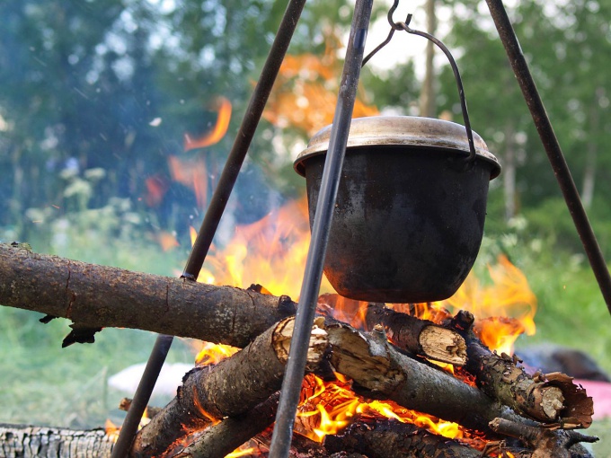 Meals on the campfire: how to cook crumbly buckwheat
