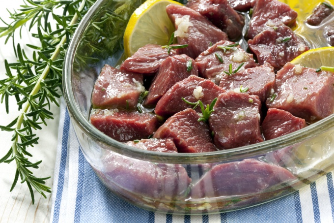 Узнайте, как замариновать шашлык из свинины, чтобы мясо было сочным