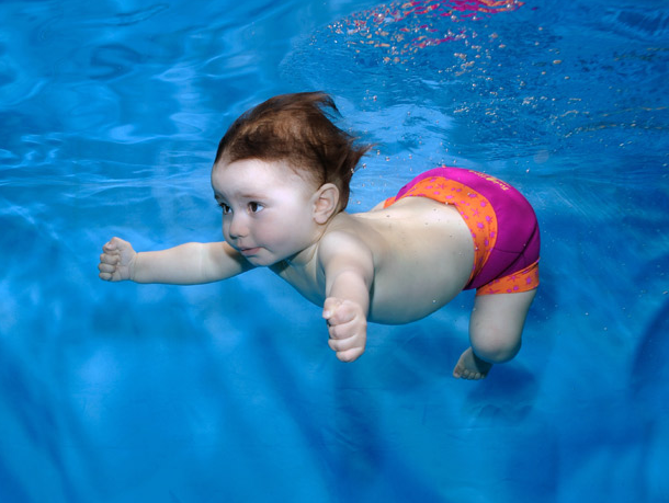 Плавание поможет малышу быстрее и интереснее открывать окружающий мир