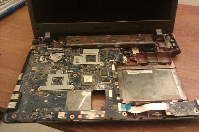 Dismantle the laptop Samsung NP355V4C