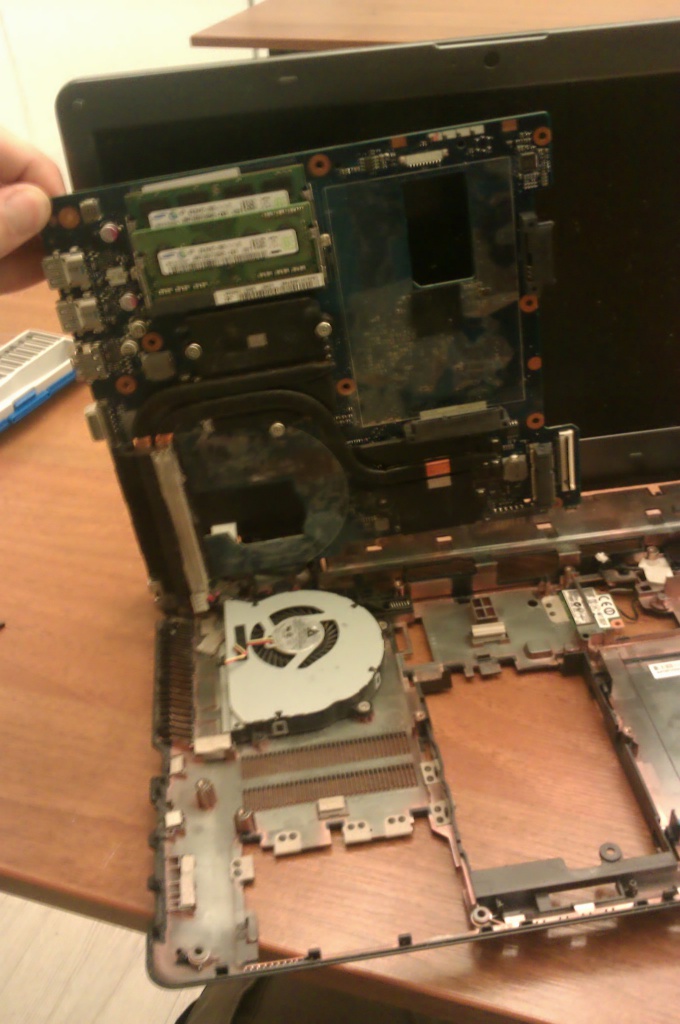 Dismantle the laptop Samsung NP355V4C