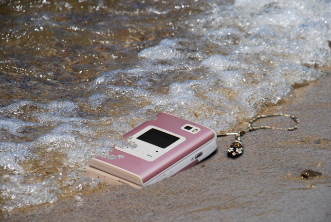 Как спасти телефон, если он упал в воду