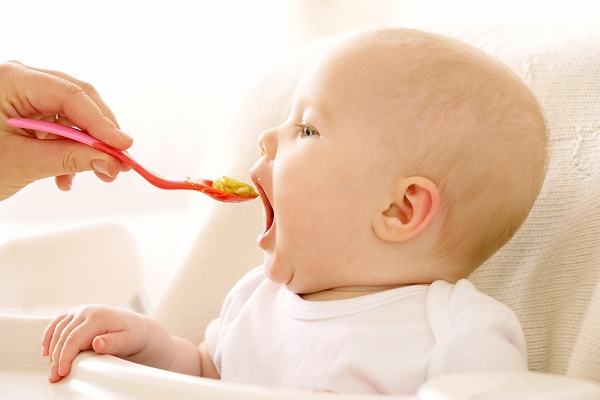 Как вводить первый прикорм малышу