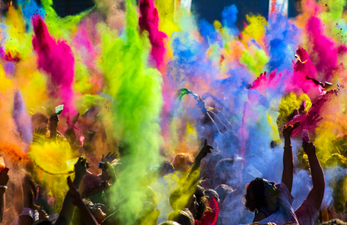 Фестиваль красок Холи – способ заработать на китайской краске и радости людей