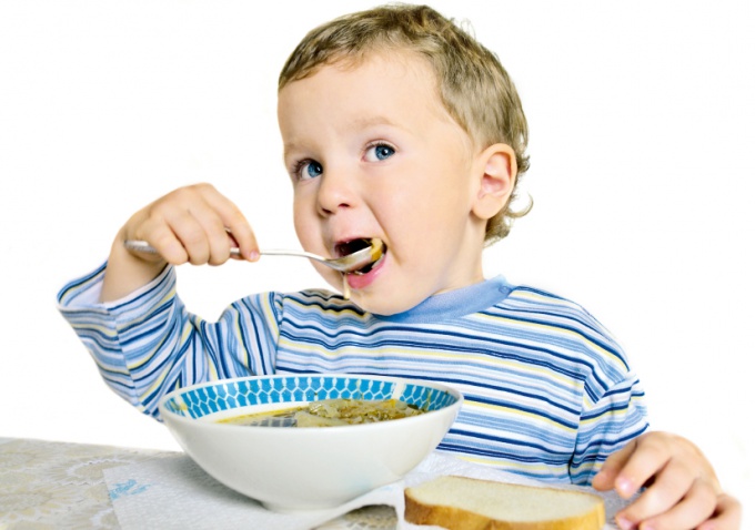 Как научить ребенка самостоятельно кушать ложкой