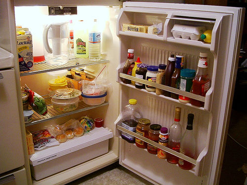 Ревизия холодильника показывает, какие продукты необходимо купить