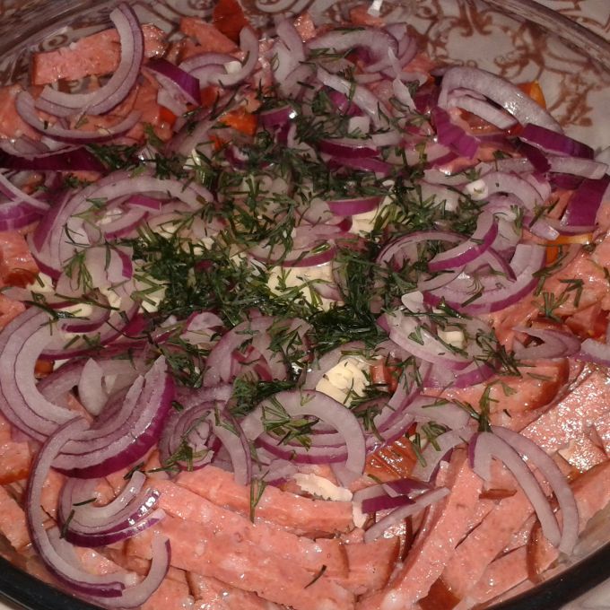 На фото салат из помидоров с колбасой