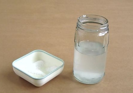 Используйте обычную поваренную соль, тщательно размешивая ее при добавлении