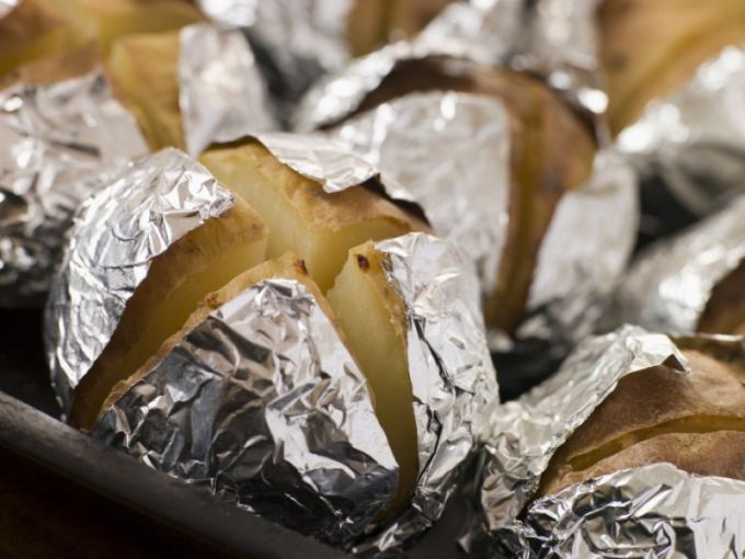 How to bake potatoes in foil in the oven