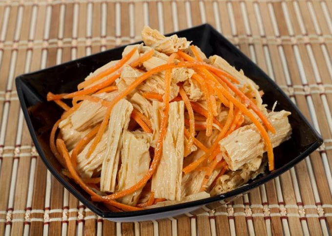 Нашинкуйте морковь для спаржи по-корейски традиционной соломкой