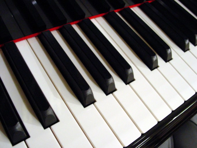 Как обучиться играть на пианино самосильно