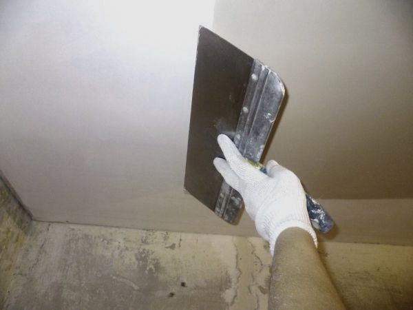 Как заделать трещину на потолке