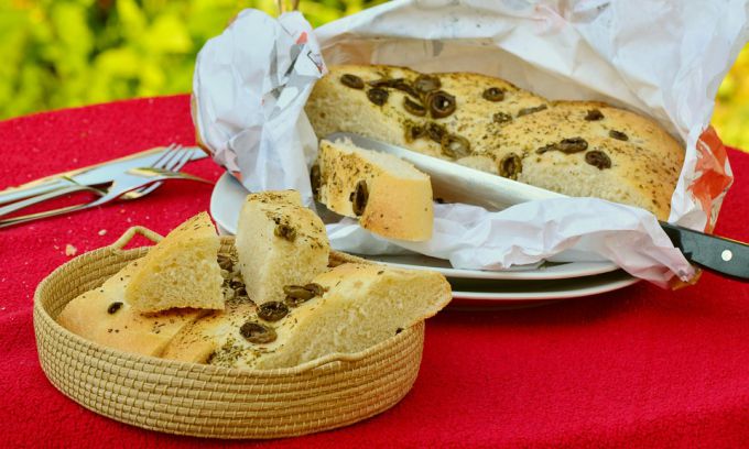 Как приготовить итальянский хлеб фокачча с маслинами