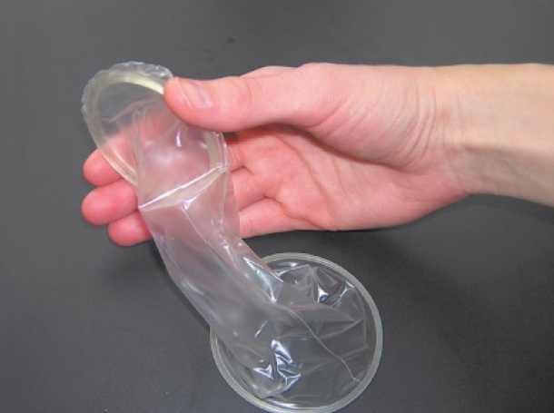 How to use female condoms