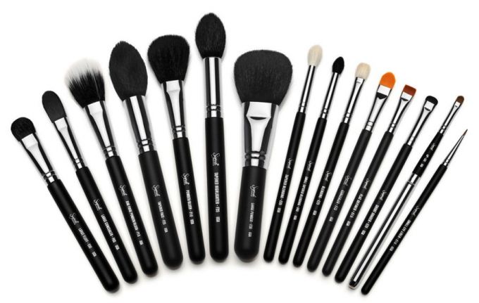  Variety of brushes for perfect tone face