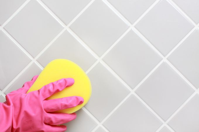Как эффективно отмыть плитку в ванной