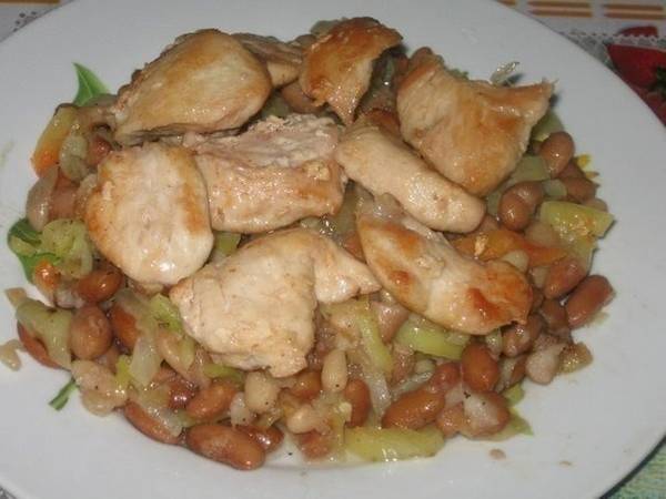 Chicken breast with stewed red beans