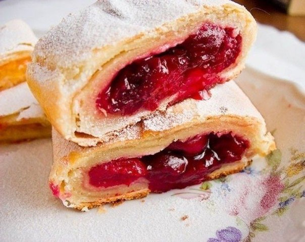 How to make strudel with apples and cherries